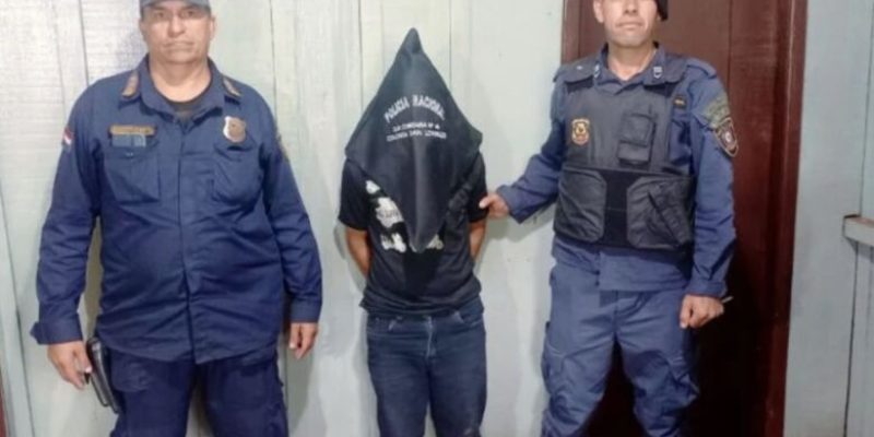 Brasileiro preso ao lado dos policiais paraguaios (Foto: Última Hora)