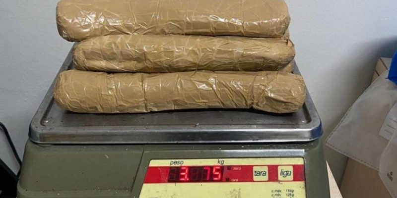 Droga estava dentro de palmilhas de calçados