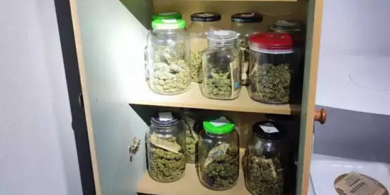 Potes com droga estavam armazenados em armário (Foto: Divulgação/ PMMS)