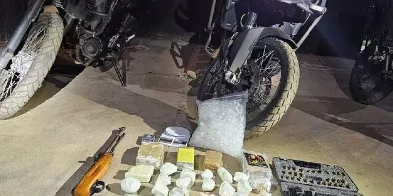Arma, drogas e munições apreendidas em ocorrência. (Foto: Divulgação/BPMChoque)