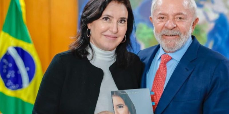 Simone Tebet presenteia Lula com um exemplar de seu livro –Foto Crédito: Ícone WhatsApp