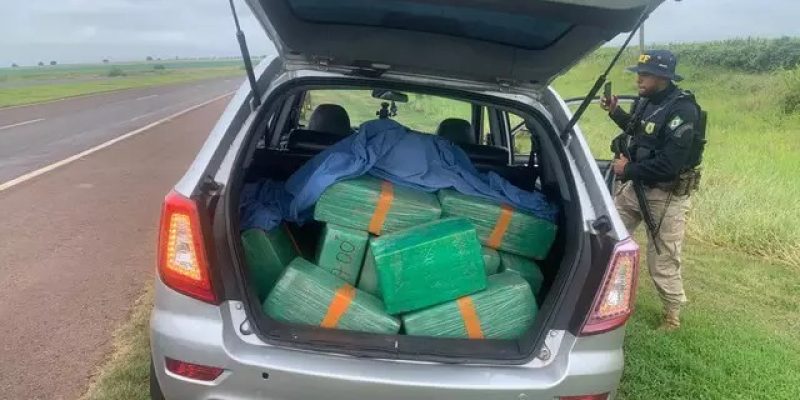 A SUV Lifan com fardos de maconha; motorista também foi preso (Foto: Divulgação)