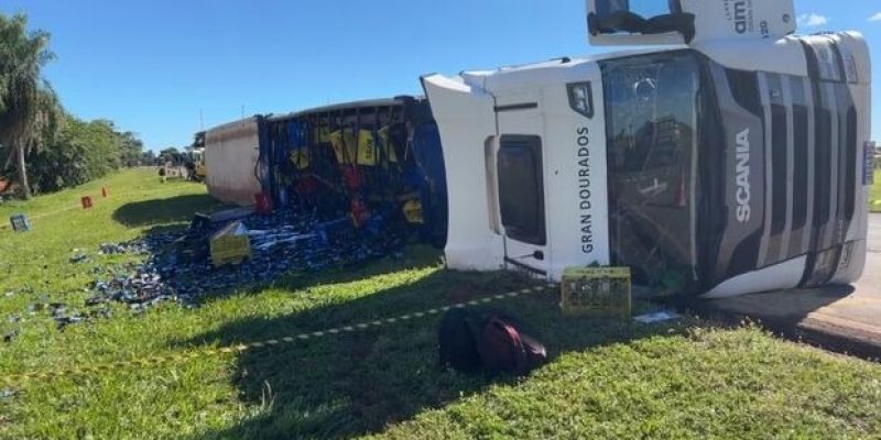 Carreta tombou na manhã desta sexta-feira (26) - Crédito:  Alvorada Informa