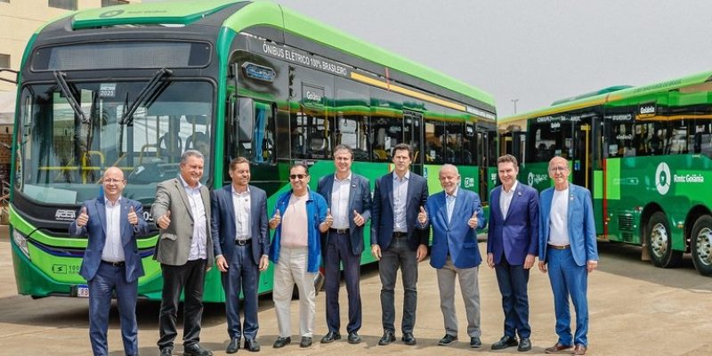 Lula e equipe entregam novo trecho de transporte coletivo rápido