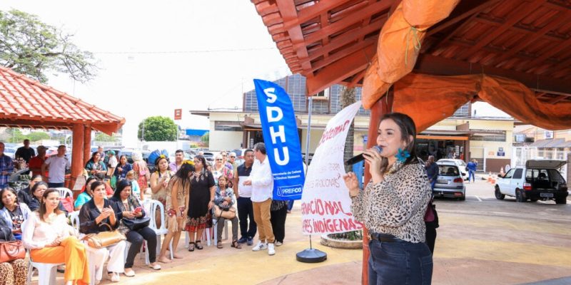 Prefeita Adriane Lopes na Praça Comendador Oshiro Takemori Fotos: PMCG/Divulgação