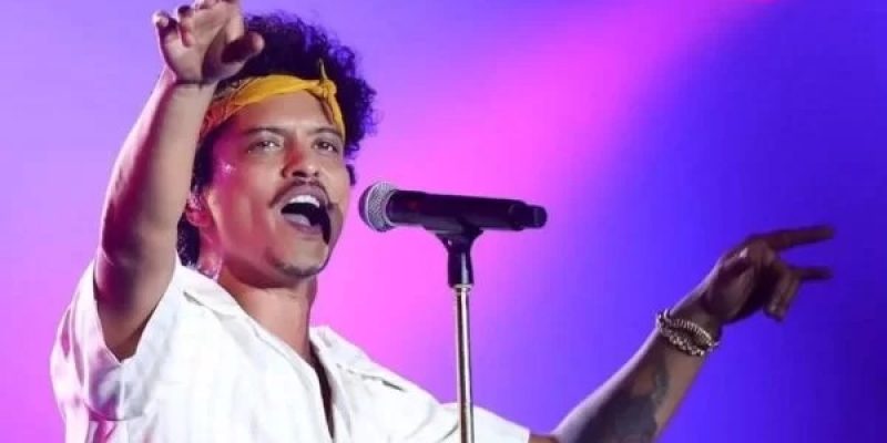 Bruno Mars agitou o público do The Town com a emblemática canção Evidências, de Chitãozinho e Xororó