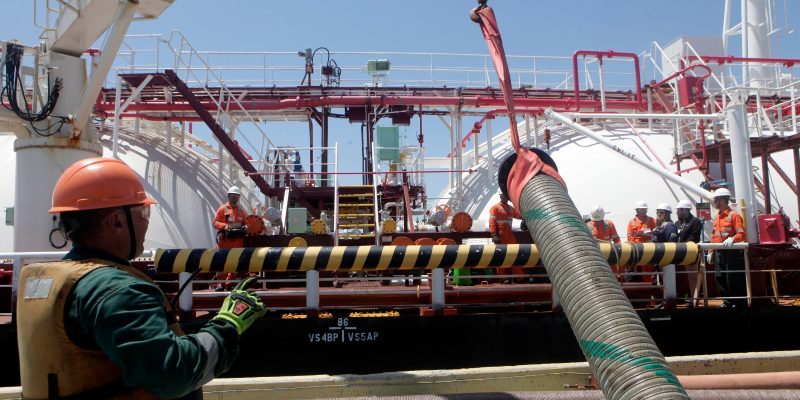 Abastecimento de navio durante testes com bunker com conteúdo renovável