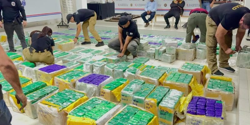 Agentes da Senad realizando os trabalhos de pesagem da droga - Imagens - Senad/Divulgação