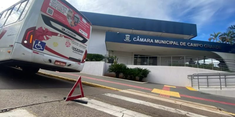 Ônibus quebrou ‘na porta’ da Câmara Municipal de Campo Grande - Imagem - Marcos Tenório