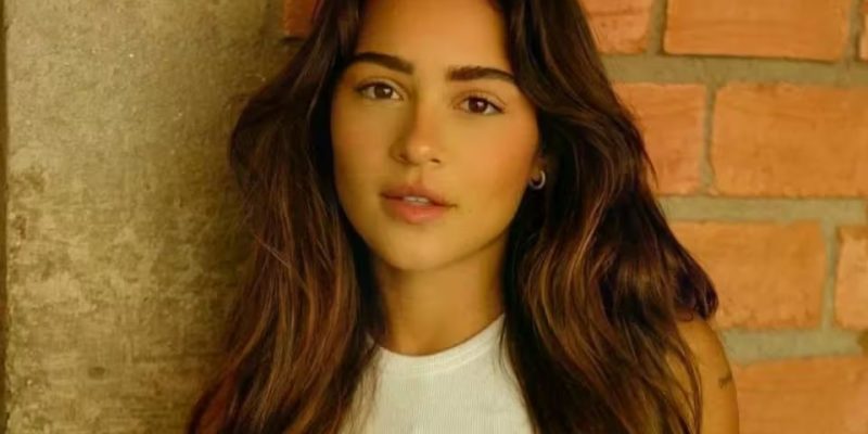 Giullia Buscacio, de 27 anos, responsável por interpretar o papel de Sandra no remake de Renascer