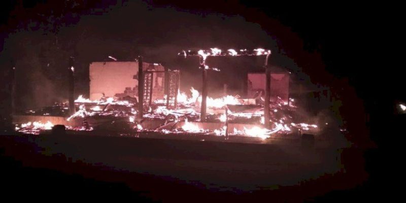 Casa em chamas; moradores conseguiram sair ilesos — Foto: Corpo de Bombeiros/Divulgação