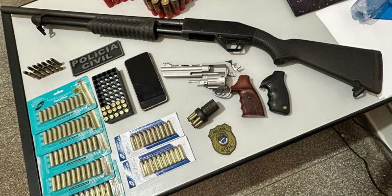 Armas, munições e celular de PM aposentado foram apreendidos (Foto: Polícia Civil/Divulgação)