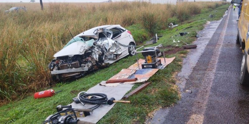 Ford Ka com lateral destruída após bater de frente com caminhão na BR-163 (Foto: Adilson Domingos)