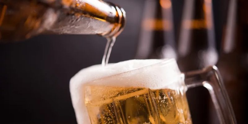 eja mitos e verdades sobre cerveja sem álcool, café descafeinado e doces sem açúcar – Foto: Freepik