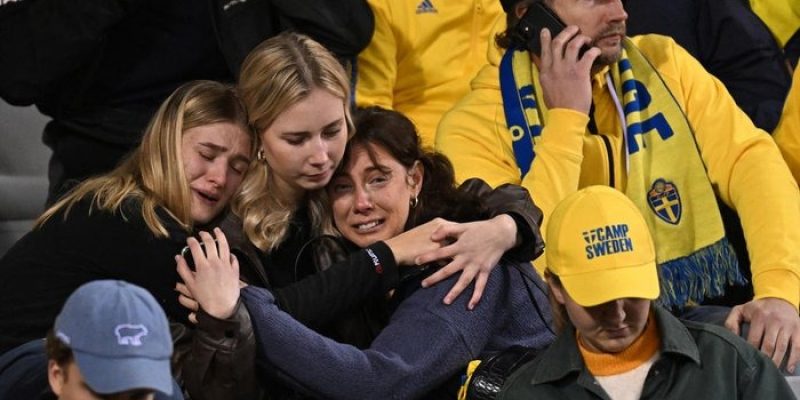 Torcedores suecos em desespero por conta das informações fora do estádio. Imagem - 
Kenzo TRIBOUILLARD / AFP