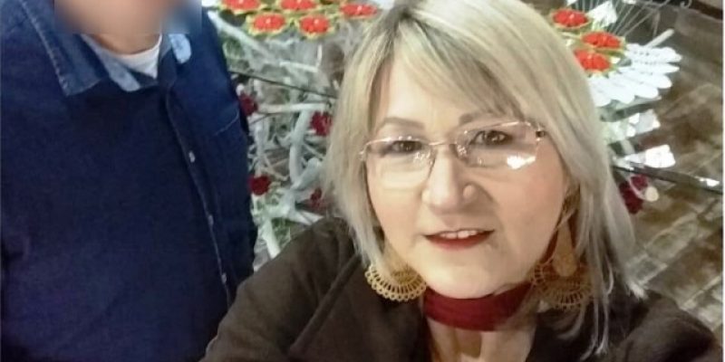 Dirce é esteticista e proprietária de um salão de beleza na sua cidade