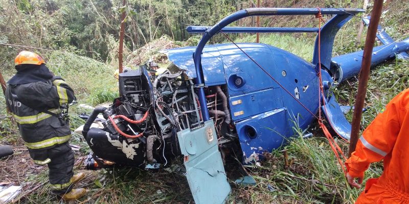 Helicóptero cai na região de Caieiras, no interior de São Paulo. Duas pessoas morrem e dois são resgatados com vida - Imagens -  Defesa Civil de SP