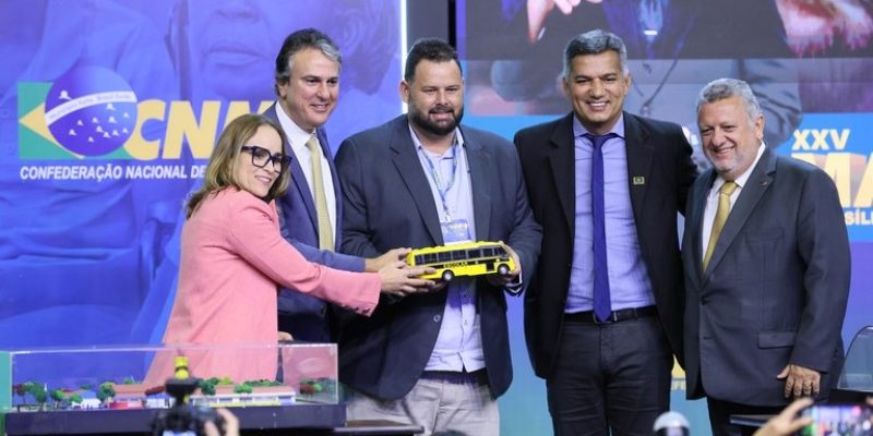 Ministro Camilo e prefeitos: miniaturas de ônibus simbolizam entregas reais