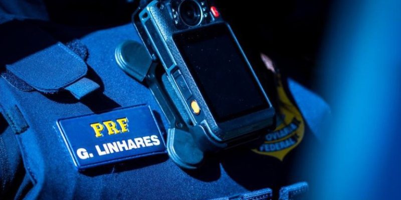Uso das câmeras corporais reduz o uso de força e as reclamações de conduta do policial entre 25% a 61%
