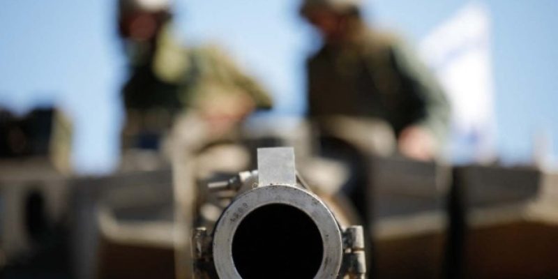 Soldados israelenses sentam-se em um tanque Merkava