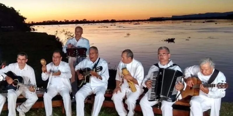 Grupo Acaba tocando em frente do rio Paraguai. — Foto: Reprodução