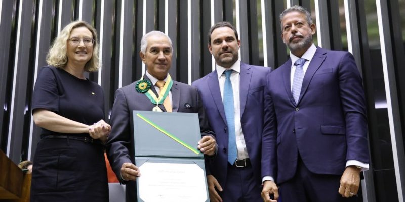 Ex-governador Reinaldo Azambuja recebe medalha mérito legislativo Foto: Bruno Spada/Câmara dos Deputados