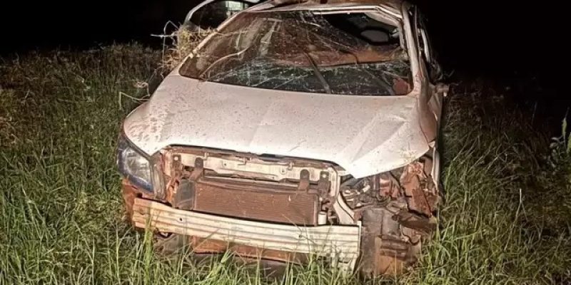Chevrolet Onix ficou danificado após capotar. (Foto: Reprodução/Ivi Notícias)