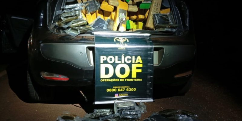 Tabletes de maconha ocupando todo o porta-malas de Palio (Foto: DOF/Divulgação)