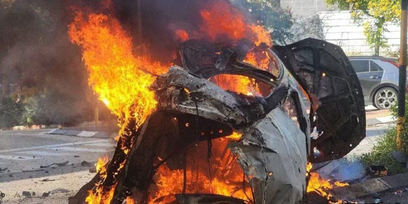 Carro atingido por míssil em Karmiel, no norte de Israel — Foto: Telegram/Reprodução