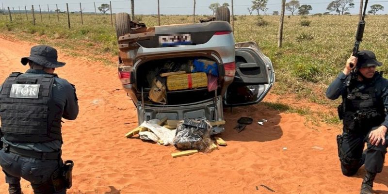 Veículo capotou em estada vicinal de Amambai. Foto: Reprodução/PM