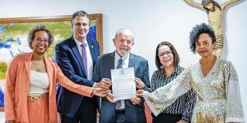 Ministro Camilo Santana, da Educação, e Lula encaminham edital de bolsas - Ricardo Stuckert/PR