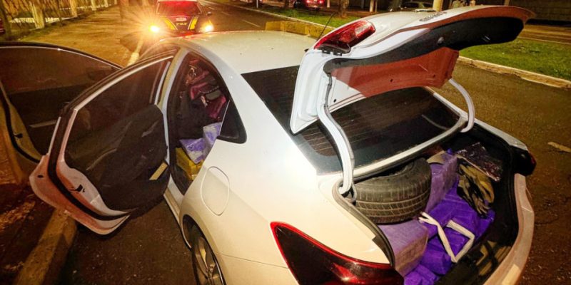 Onix lotado de maconha, cercado pela PRF na Avenida Presidente Vargas (Foto: Divulgação)