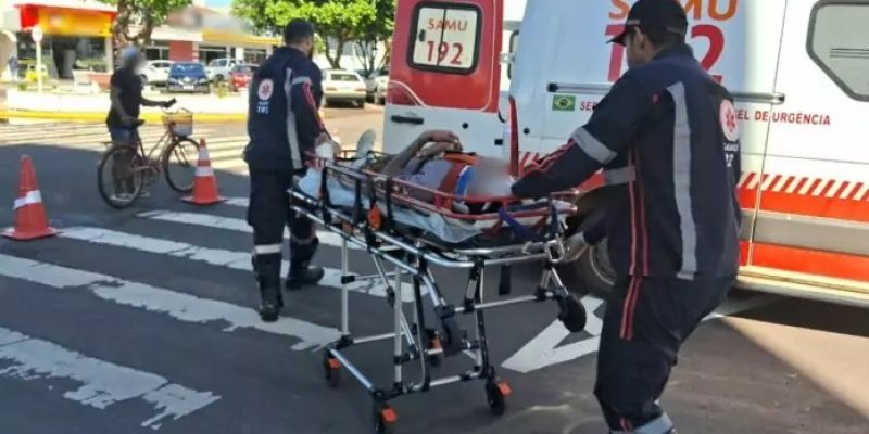 Trabalhador sendo socorrido pelo SAMU após sofrer queda. (Imagens/Rádio Caçula)