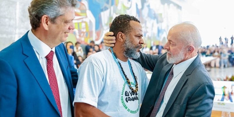 Lula, Marcio Macêdo e Tião, durante a cerimônia - Imagem -  Ricardo Stuckert/PR