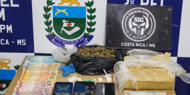 Pacotes de droga, dinheiro e celulares apreendidos na madrugada de hoje (Foto: Divulgação)