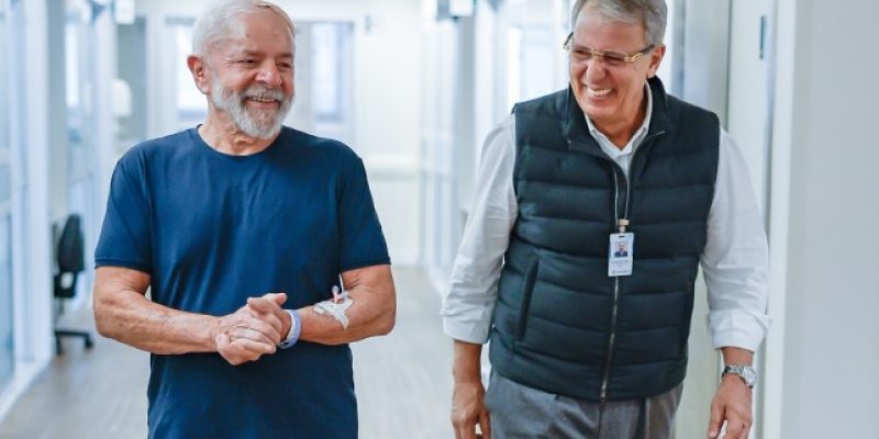 Lula caminha pelo hospital Sírio-Libanês ao lado de Stevale — Foto: Reprodução/Instagram