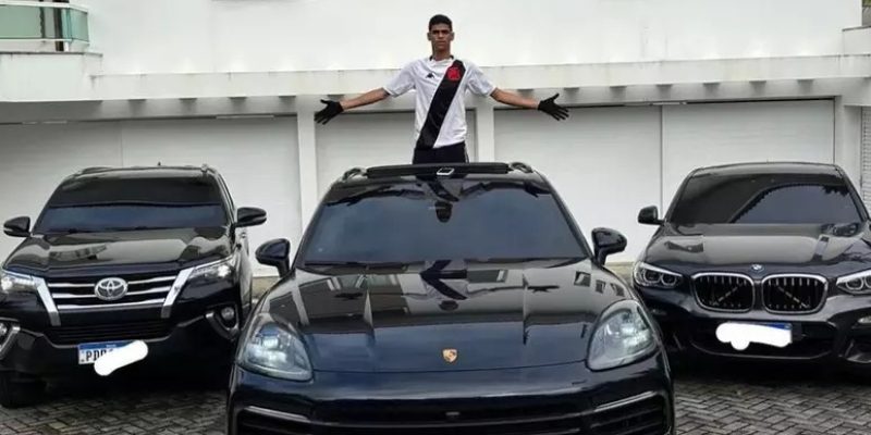 O baiano apareceu ao lado de um Porsche, um Toyota e uma BMW
Foto: Reprodução/ Instagram