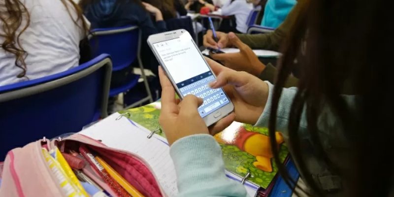 Aluno usa celular em sala de aula
Imagem: Moacyr Lopes Junior
