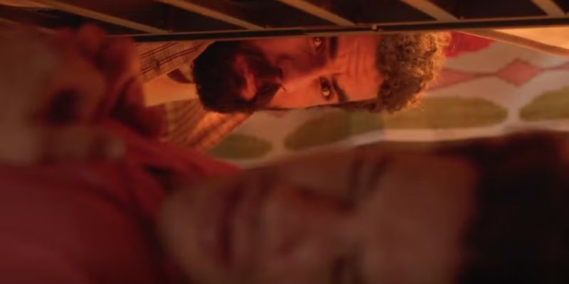 Zé Beltino encontra Marcelo Gouveia embaixo da cama de Blandina em No Rancho Fundo — Foto: Globo