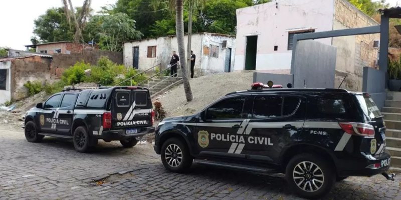 Equipes policiais durante cumprimento dos mandados de busca (Foto: Divulgação | PCMS)
