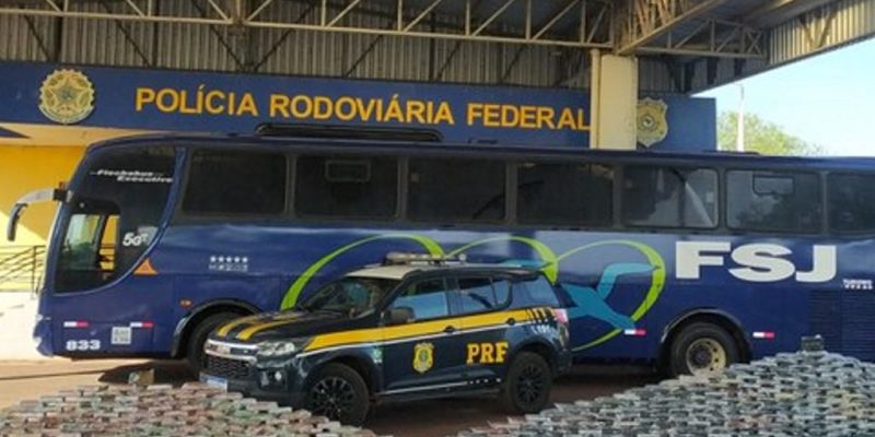 Ao todo, 493,7 quilos de cocaína foram encontrados dentro do ônibus Imagem - PRF/Divulgação