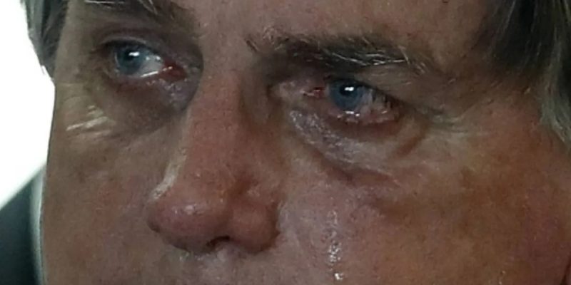 Jair Bolsonaro chorando