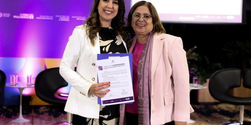 Ministra Cida Gonçalves, durante entrega do novo Ligue 180, e Denise Motta Dau (dir.) secretária de Enfrentamento à Violência