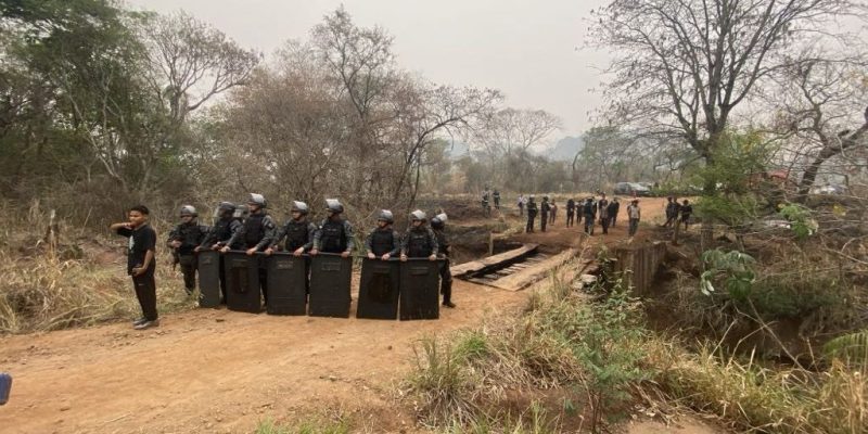 Policiais e indígenas em local de confronto, onde jovem foi morto pela PM (Foto: Cimi)