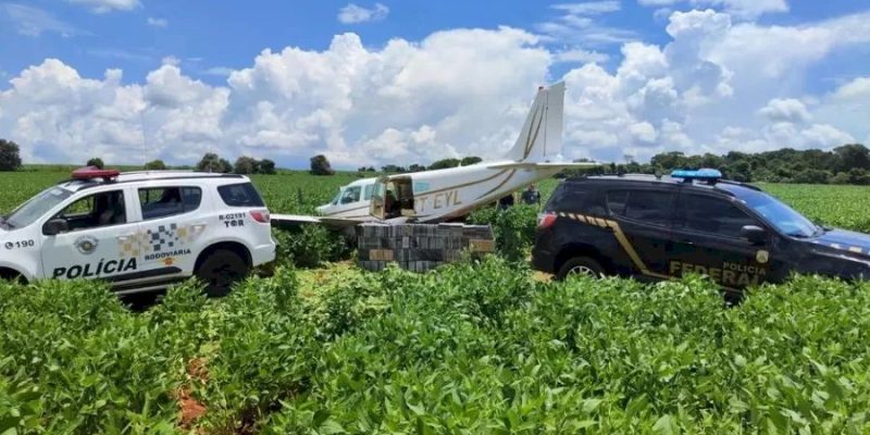 Avião que pousou em plantação de soja estava carregando cerca de 500 kg de cocaína. (Foto: Reprodução/Polícia Federal)