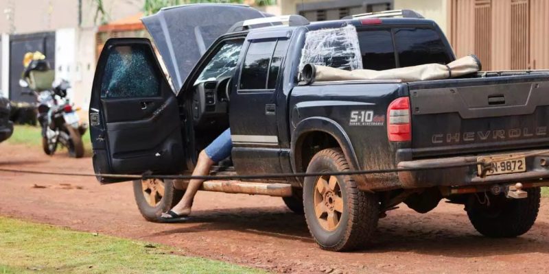 Magnos morreu dentro do carro, com uma das pernas para fora do veículo (Foto: Henrique Kawaminami)