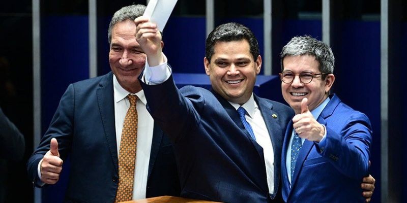 Davi (entre Lucas Barreto e Randolfe Rodrigues) durante a votação neste sábado
Andressa Anholete/Agência Senado

Fonte: Agência Senado