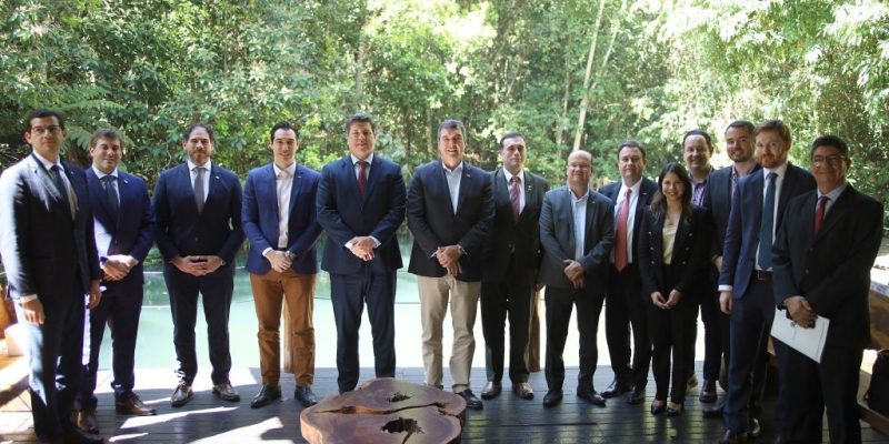 Comitiva do Paraguai ao lado do governador no Gabinete do Receptivo - Fotos: Álvaro Rezende