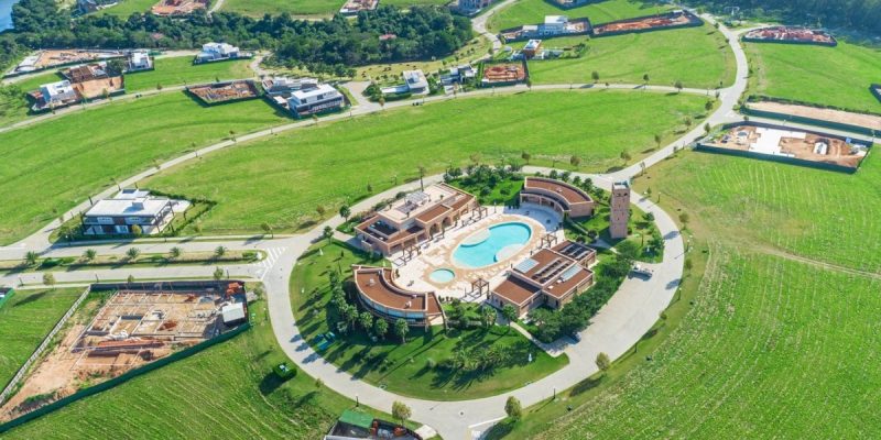 Um condomínio de luxo em Porto Feliz, a 80 km de São Paulo.