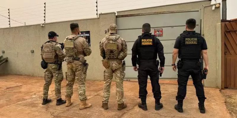 Policiais federais em frente a um dos endereços onde foram cumpridos mandados, em Ponta Porã (Foto: Divulgação)